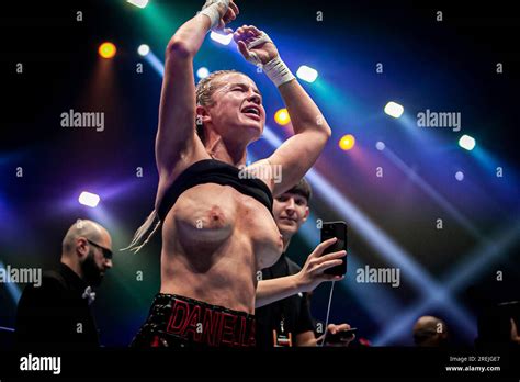 daniela hamsley flash|Kingpyn Boxing results: Daniella Hemsley flashes audience after。